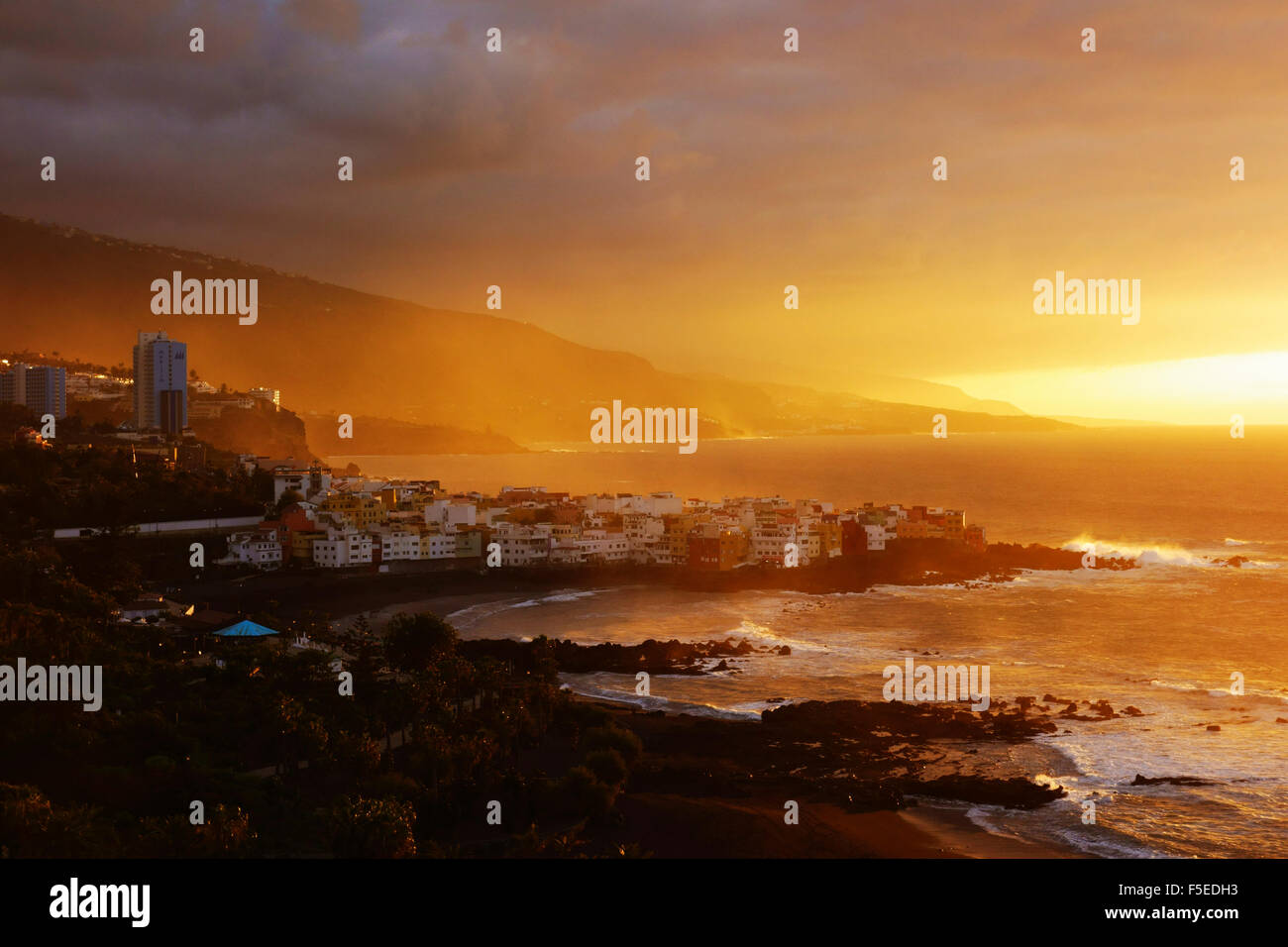 Blick auf Punta Brava und Playa Jardin bei Sonnenuntergang, Puerto De La Cruz, Teneriffa, Kanarische Inseln, Spanien, Atlantik, Europa Stockfoto