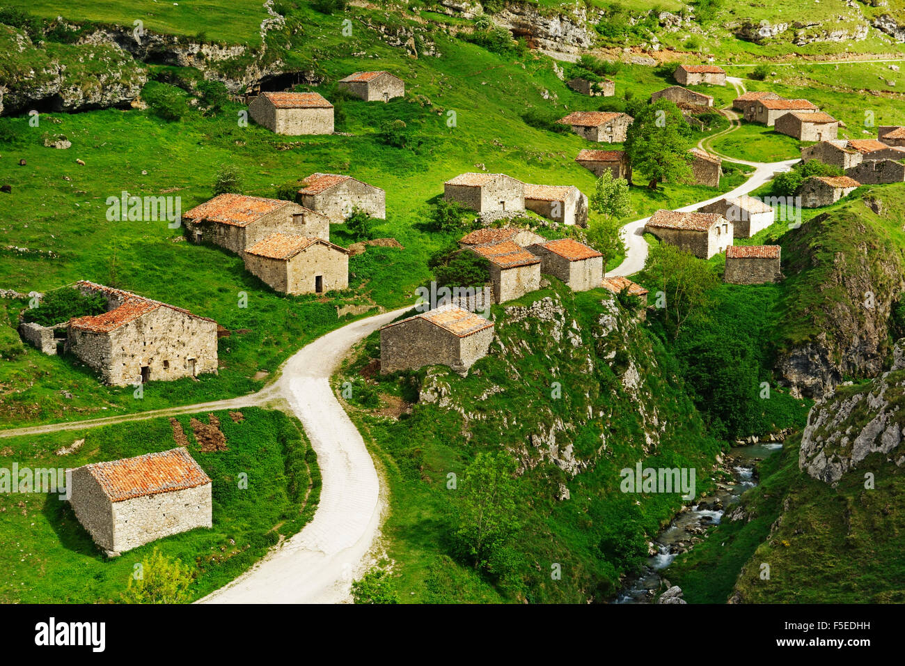 Alte Bauernhäuser in der Nähe von Sotres, Picos de Europa, Parque Nacional de Los Picos de Europa, Asturien, Kantabrien, Spanien, Europa Stockfoto