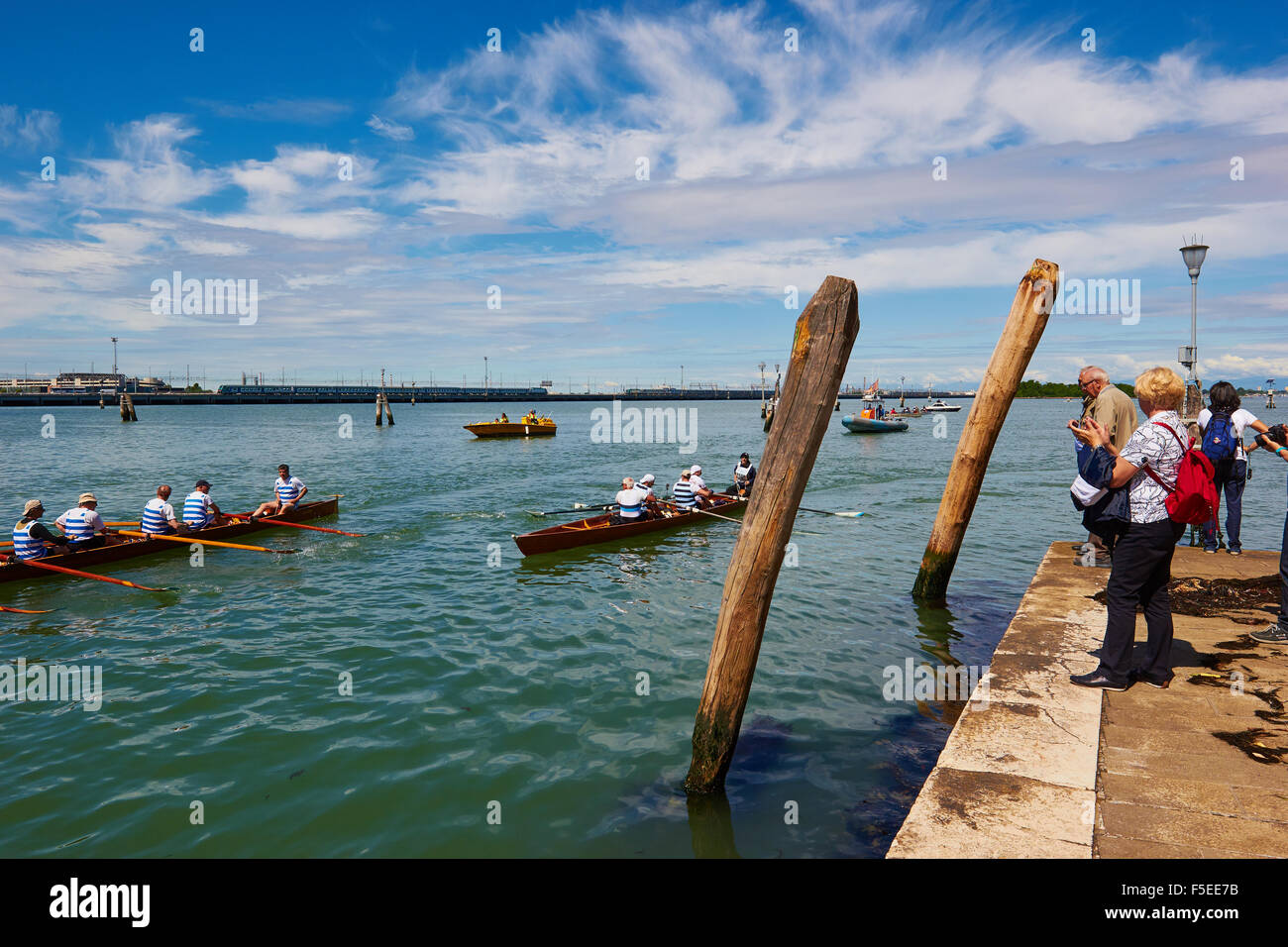 Teilnahme an der Vogalonga Teams erreichen den Endpunkt in Canale di Cannaregio Venedig Veneto Italien Europa Stockfoto