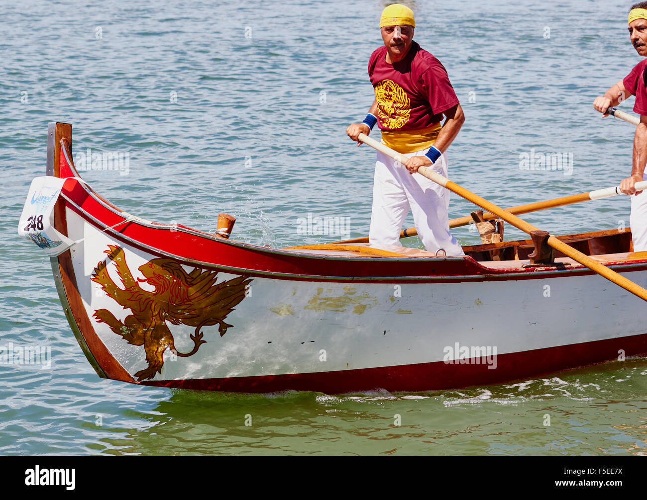 Ein Boot, dekoriert mit einem venezianischen geflügelten Löwen, die Teilnahme an der Vogalonga Veranstaltung Venedig Veneto Italien Europa es ist nicht com Stockfoto