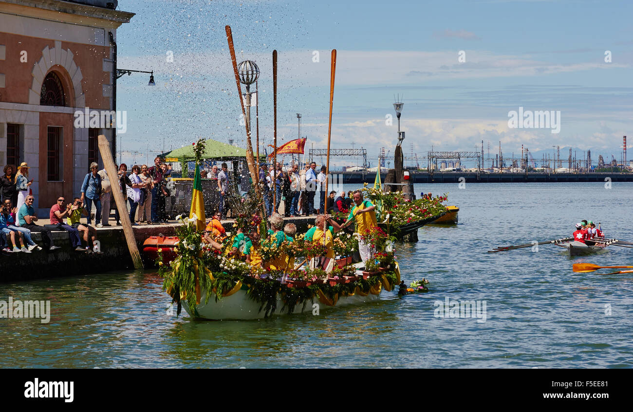 Ein Boot an der Vogalonga teilnehmen und mit Blumen geschmückt kommt am Ziel im Canale Di Cannaregio Venedig Veneto Italien Stockfoto