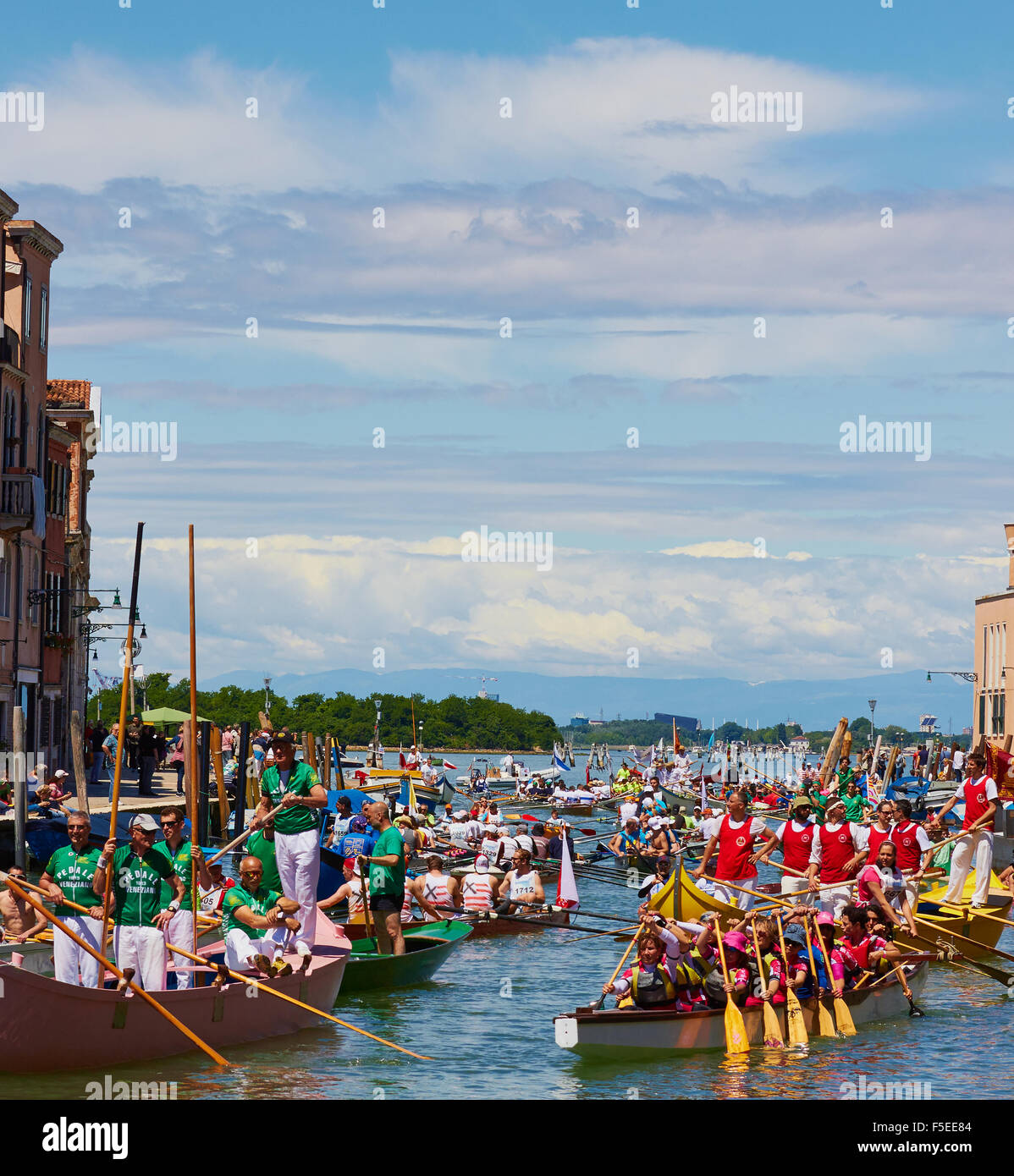 Boote, die Teilnahme an der Vogalonga erreichen den Endpunkt in Canale Di Cannaregio Venedig Veneto Italien Europa Stockfoto
