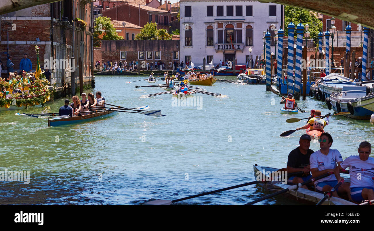 Boote, die Teilnahme an der Vogalonga erreichen den Endpunkt in Canale di Cannaregio Venedig Veneto Italien Europa Stockfoto