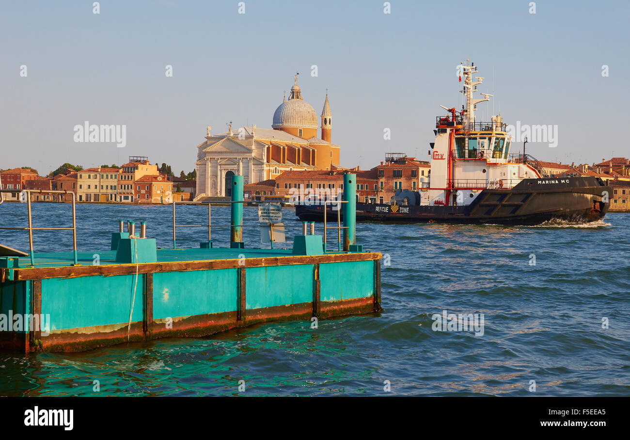 Schlepper in den Canale della Giudecca in der Dämmerung Venedig Veneto Italien Europa Stockfoto