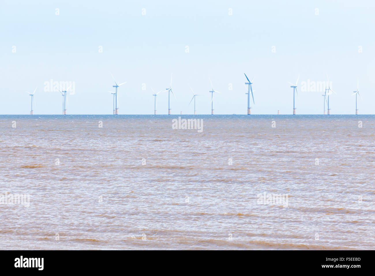 Die Lynn & Inner Dowsing Windpark. Offshore Windkraftanlagen in der Nordsee, von Skegness, Lincolnshire, England, UK gesehen Stockfoto