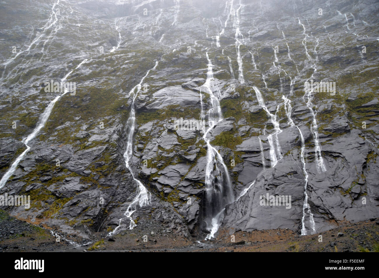 Gletscher-Wasserfälle auf dem Weg nach Milford Sound, Fiordland-Nationalpark, Südinsel, Neuseeland Stockfoto