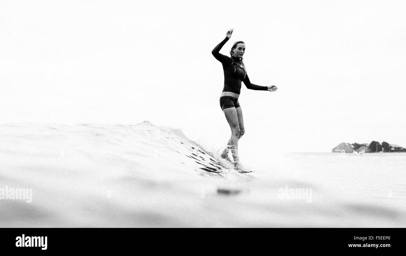 Frau Surfen, Malibu, Kalifornien, USA Stockfoto