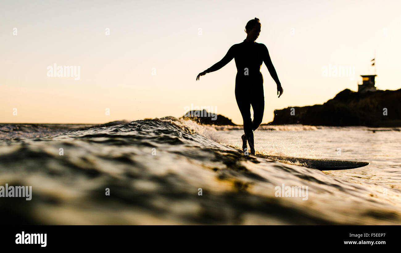 Silhouette einer Frau, Surfen, Malibu, Kalifornien, USA Stockfoto