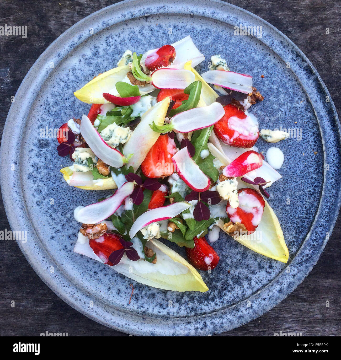 Salat mit Erdbeeren, Endivien und Radieschen Stockfoto