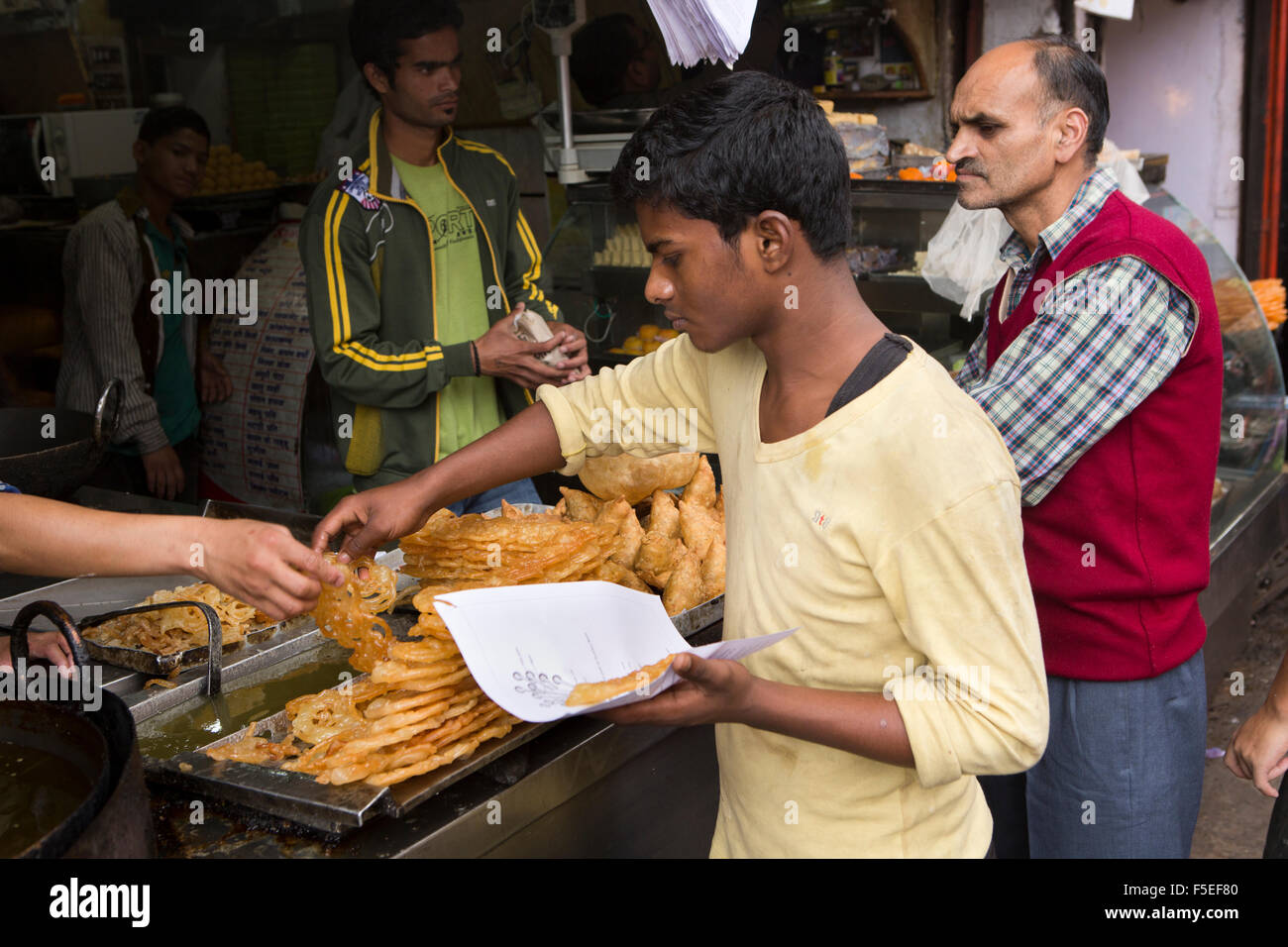 Indien, Himachal Pradesh, Shimla (Simla), untere Basar, süße Stall Mann Auswahl Jelabi aus Anzeige Stockfoto