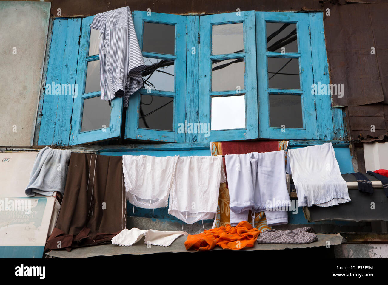 Himachal Pradesh, Indien Shimla (Simla), untere Basar, waschen hängen zum Trocknen vor blau bemalten Fenster Stockfoto