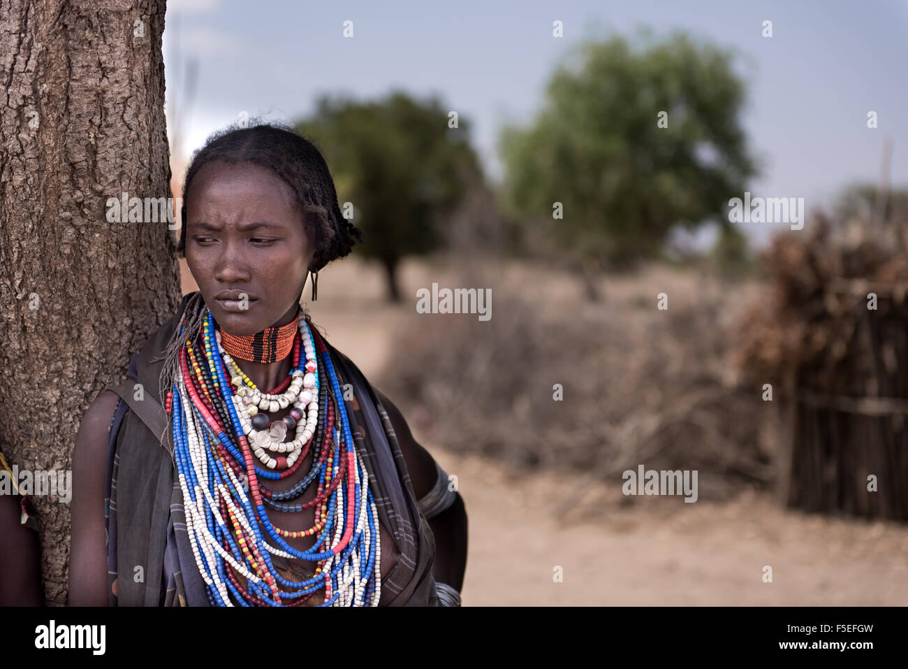 TURMI, Äthiopien, 16 August 2015: unbekannte Arbore Frauen tragen farbige Halsketten. Verschiedene Arten von Farben und Perlen zeigen t Stockfoto