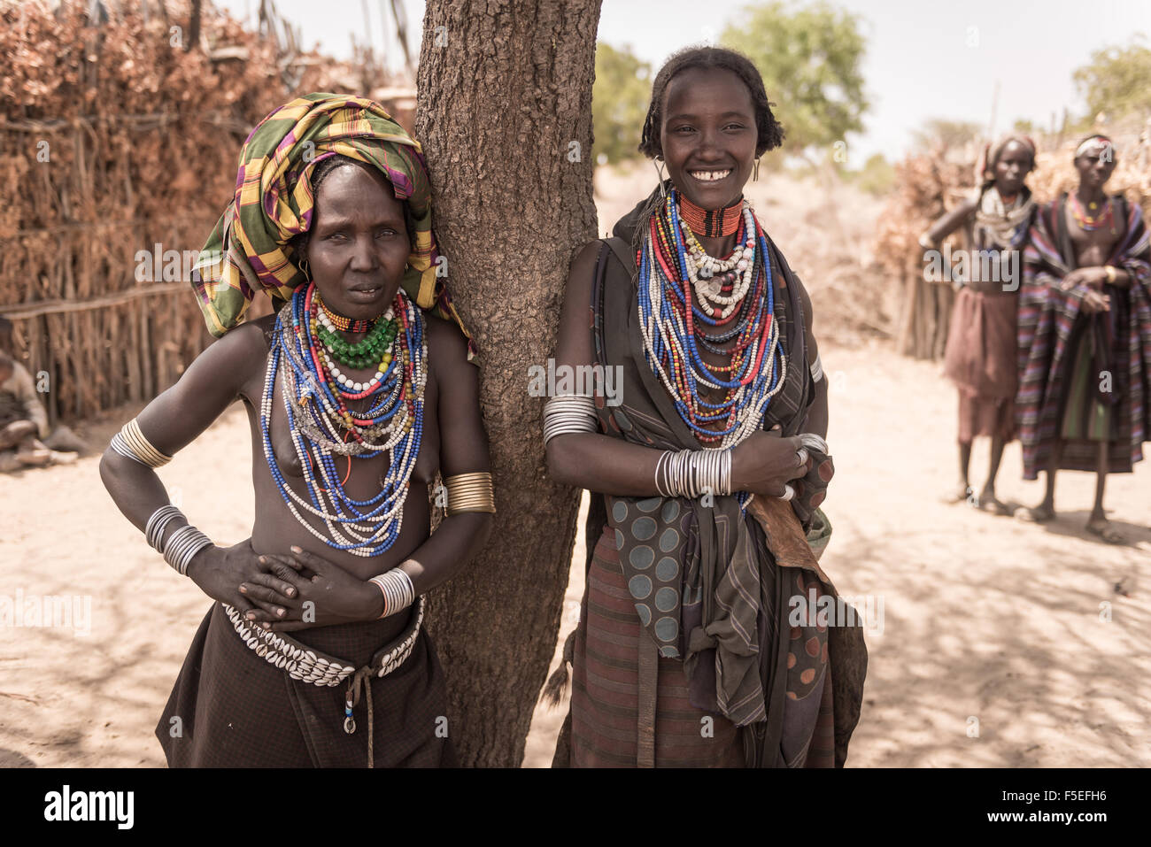 TURMI, Äthiopien, 16 August 2015: zwei unbekannte Frauen aus Arbore Stamm. Arbore Stamm Menschen sind wegen des Öls fie gefährdet Stockfoto