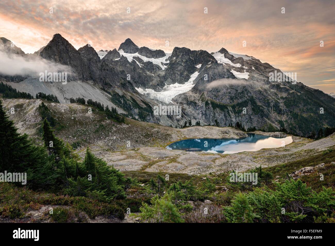 Mount Shuksan bei Sonnenaufgang, North Cascades National Park, Washington, USA Stockfoto
