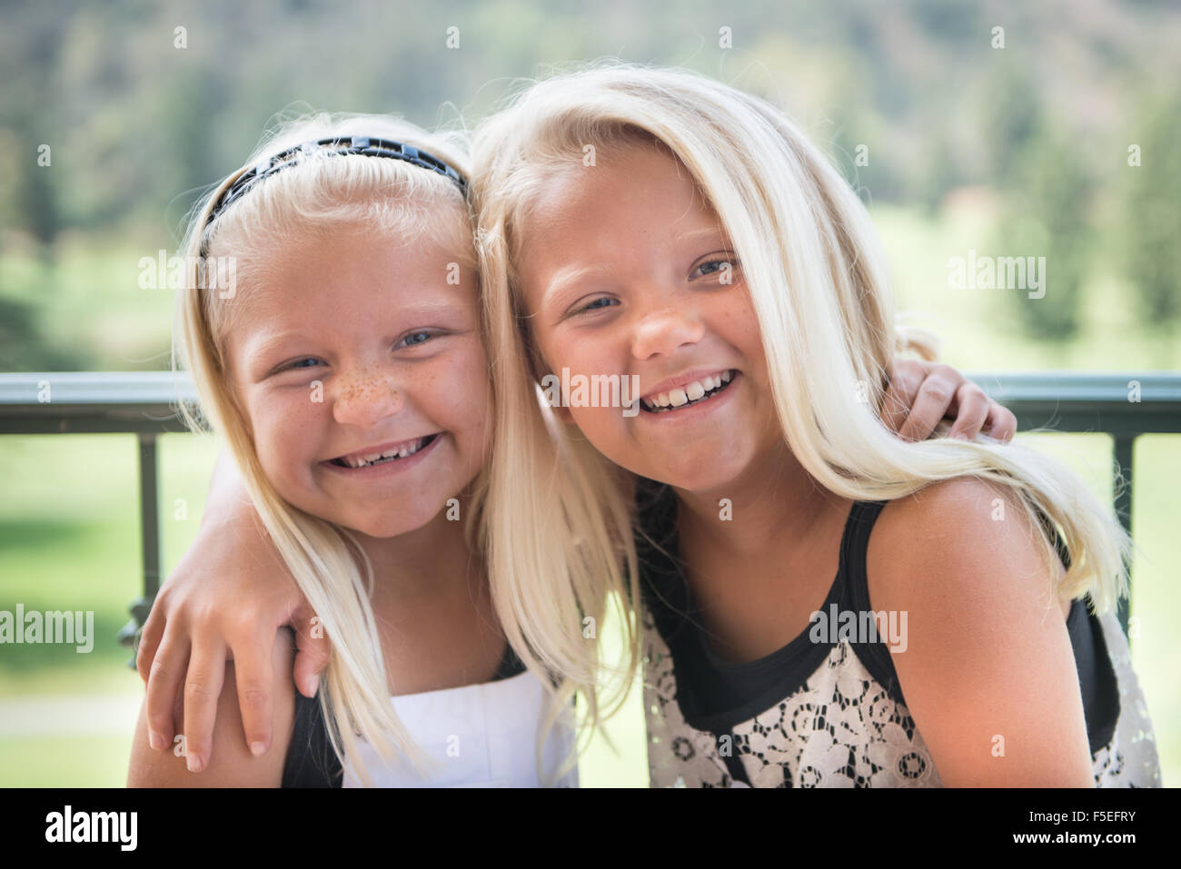 Porträt von zwei lächelnde Mädchen mit ihre Arme umeinander Stockfoto