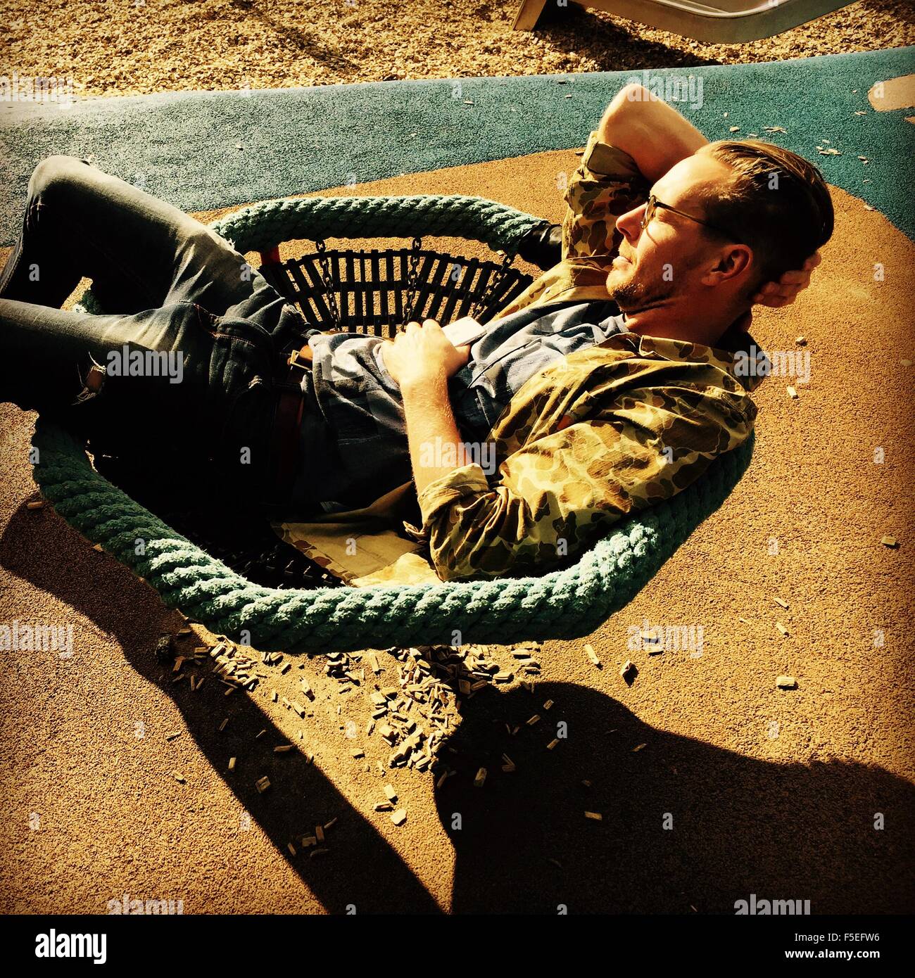 Mann in einem Sessel entspannen Stockfoto