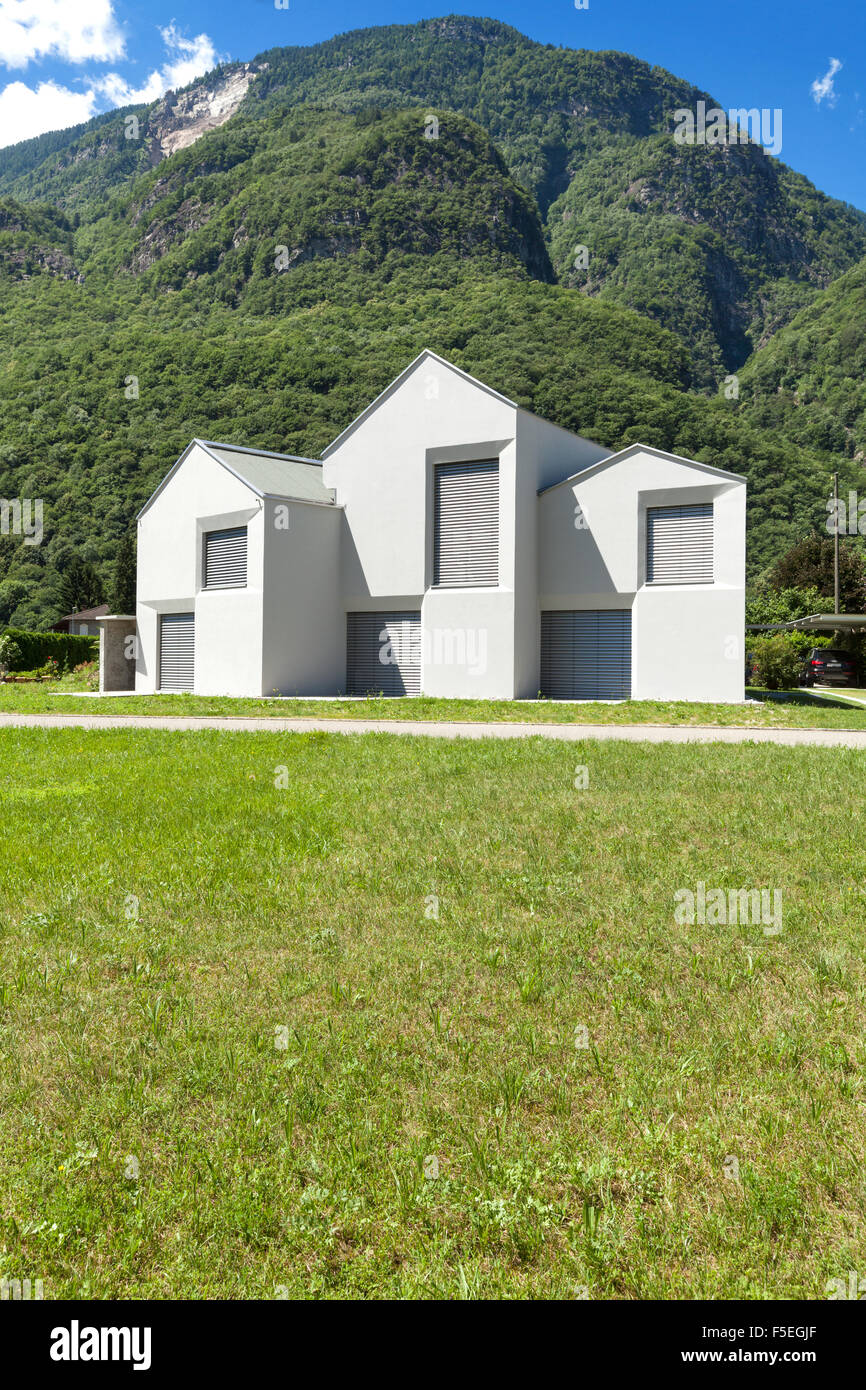 Architektur, weißes Haus Blick von der Wiese, Sommertag. Architekt Davide Macullo Stockfoto