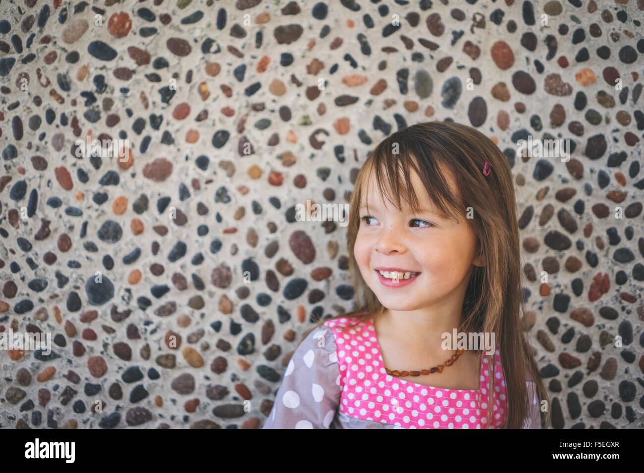 Porträt eines lächelnden Mädchens Blick seitwärts Stockfoto