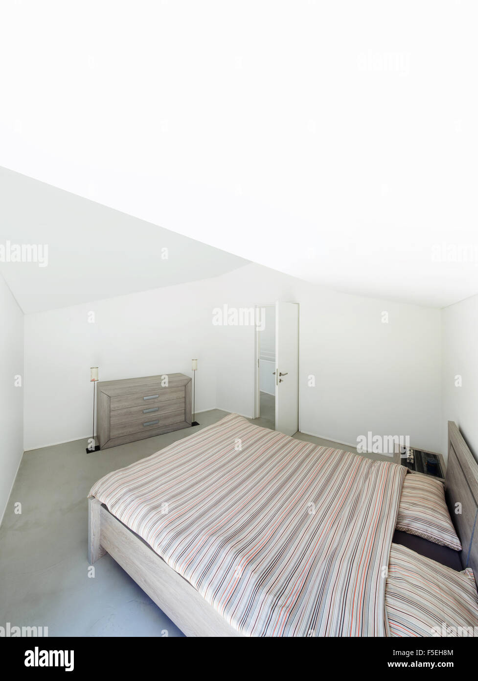 Architektur, innen modernes Haus, Schlafzimmer mit Doppelbett Stockfoto