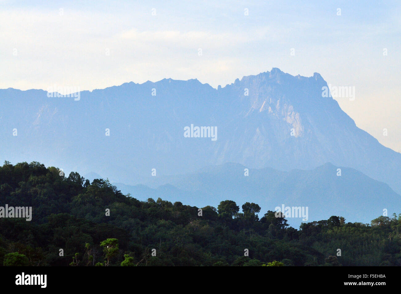 Mount Kinabalu in Sabah, Malaysia am Morgen Stockfoto