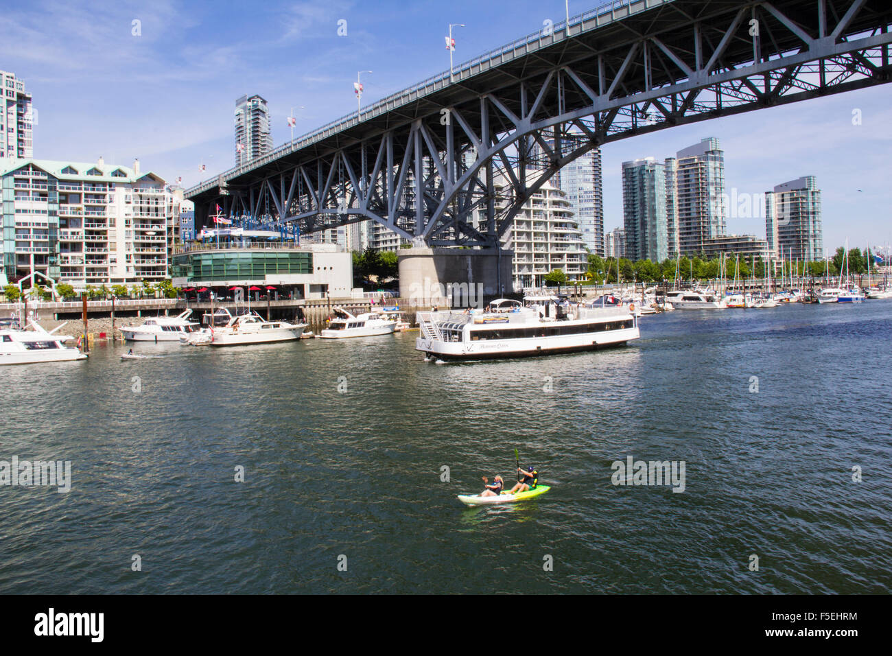 Blick auf Downtown Vancouver von Granville Island, gegenüber von Vancouver, British Columbia, Kanada. Stockfoto