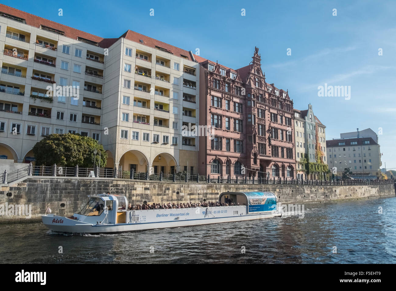 Touristischen Kreuzfahrtschiff Reisen entlang der Spree nahe Nikolaiviertel Viertel, Mitte, Berlin, Deutschland, Europa Stockfoto