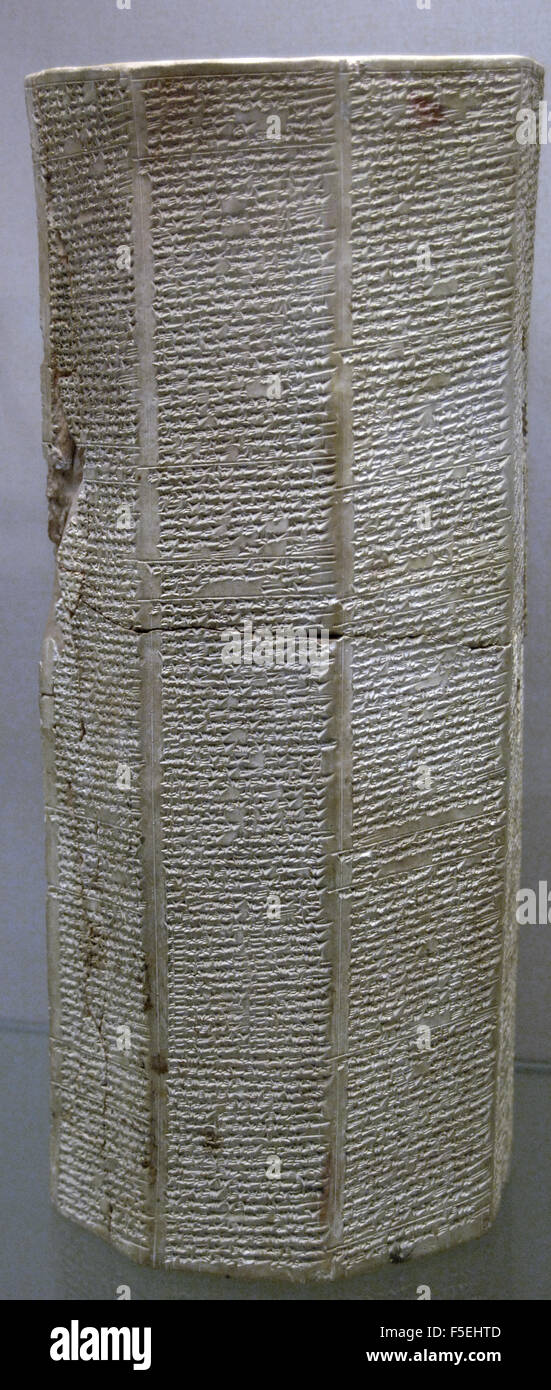 Das achteckige Ton Prisma (ca. 1100 v. Chr.) mit den Annalen des assyrischen Königs Tiglat-Pileser I (1114-1076 b.c.). Dieser Text sprach von einer Kampagne der König Tiglat-Pileser gegen das Land der Ḫatti. Es kommt aus dem Tempel von Anu und Adad in Assur. Keilschrift Inschrift. British Museum. London. Vereinigtes Königreich Stockfoto