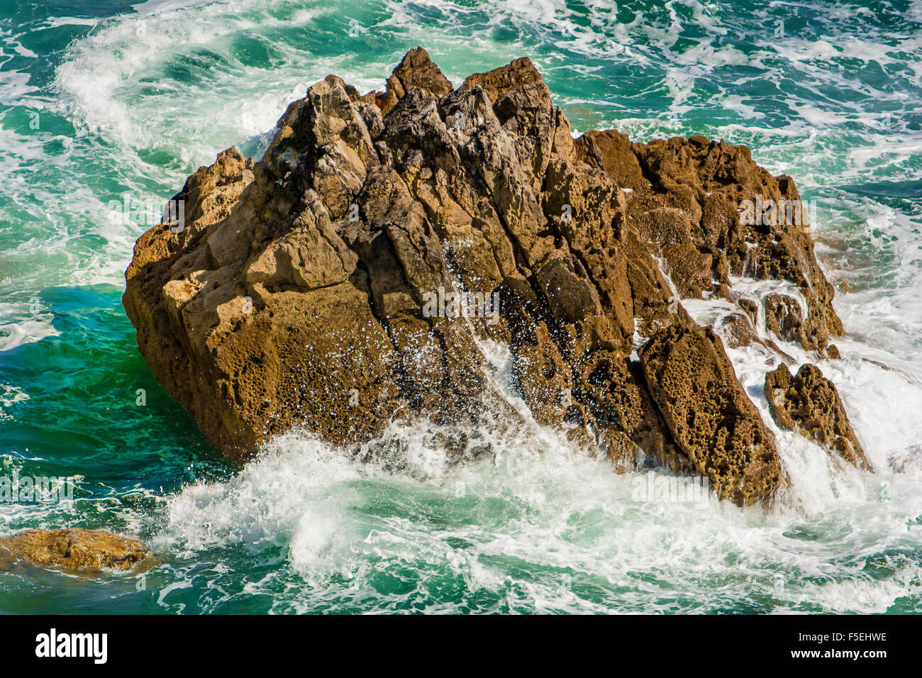 Wellen gegen Felsen, Wales, UK Stockfoto