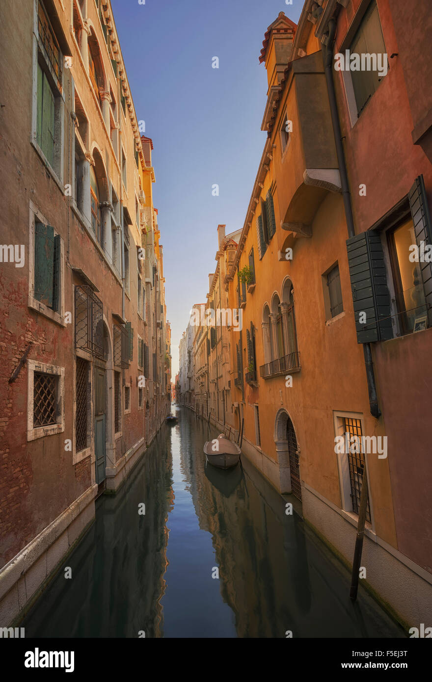 Kanal, gesäumt von Gebäuden, Venedig, Italien Stockfoto