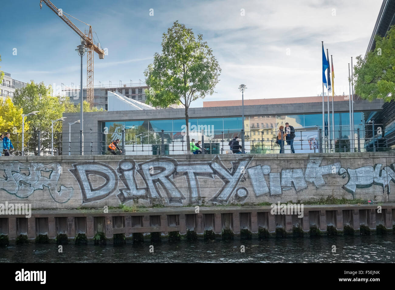 Städtische Landschaft mit Graffiti und moderner Architektur entlang Fluss Spree, Berlin, Deutschland, Europa Stockfoto