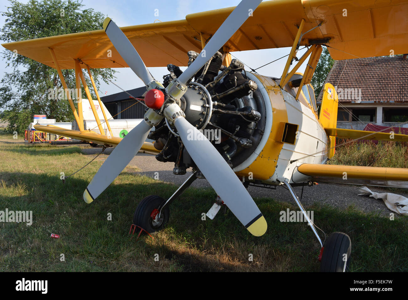 Alten Propellerflugzeug auf dem Flughafen. Stockfoto