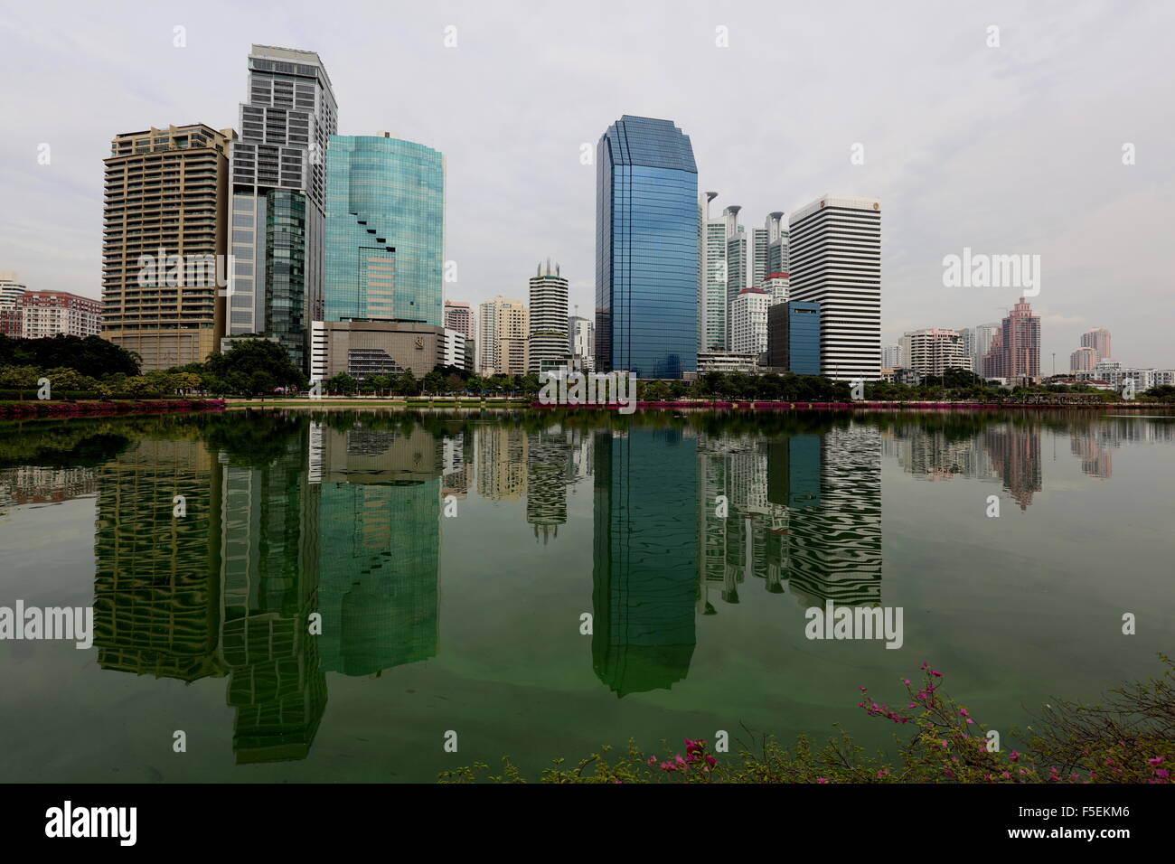 Skyline von Bangkok aus Benjakitti Park Stockfoto