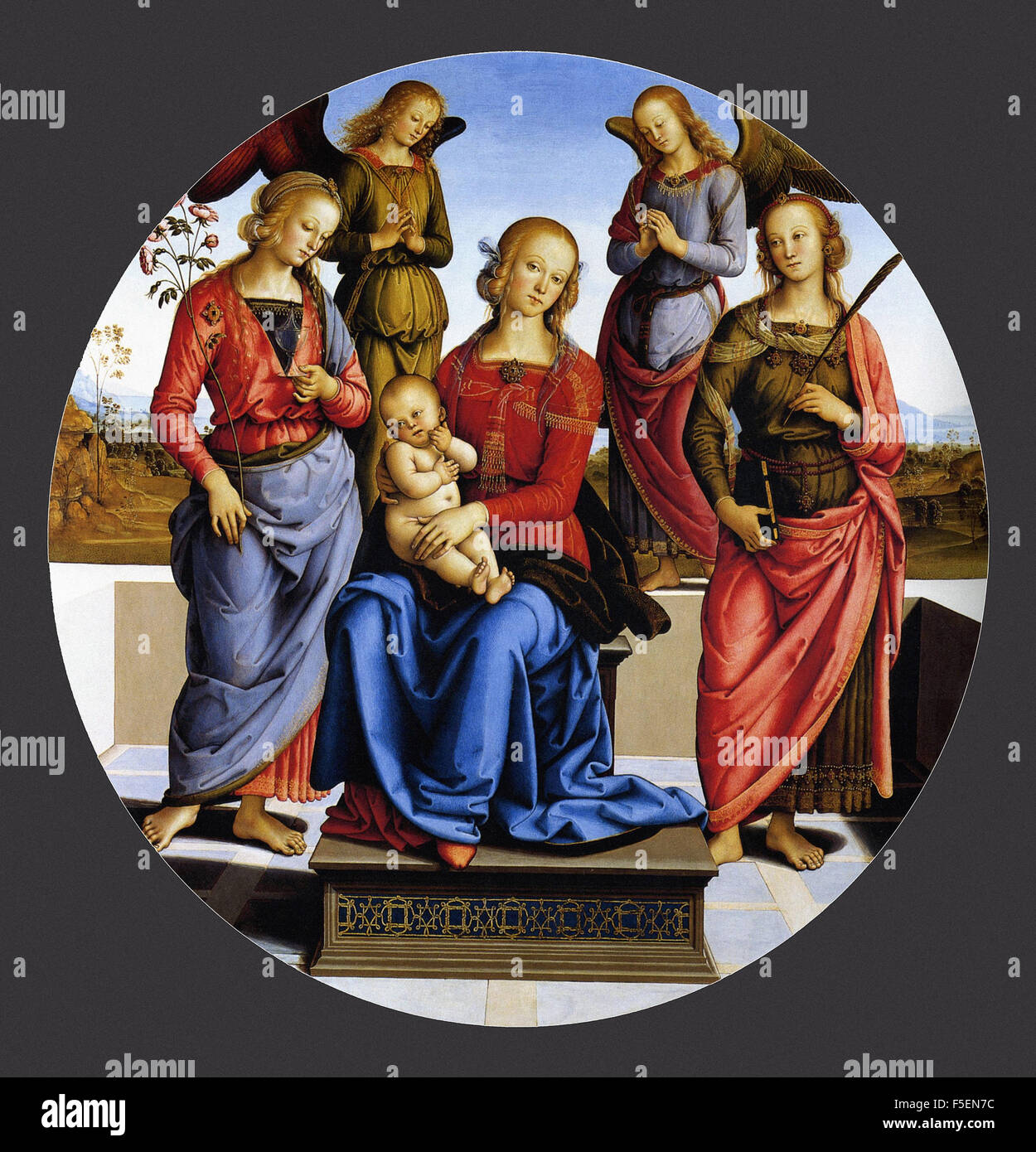 Pietro Perugino - Jungfrau und Kind mit Engeln und Heiligen inthronisiert Stockfoto
