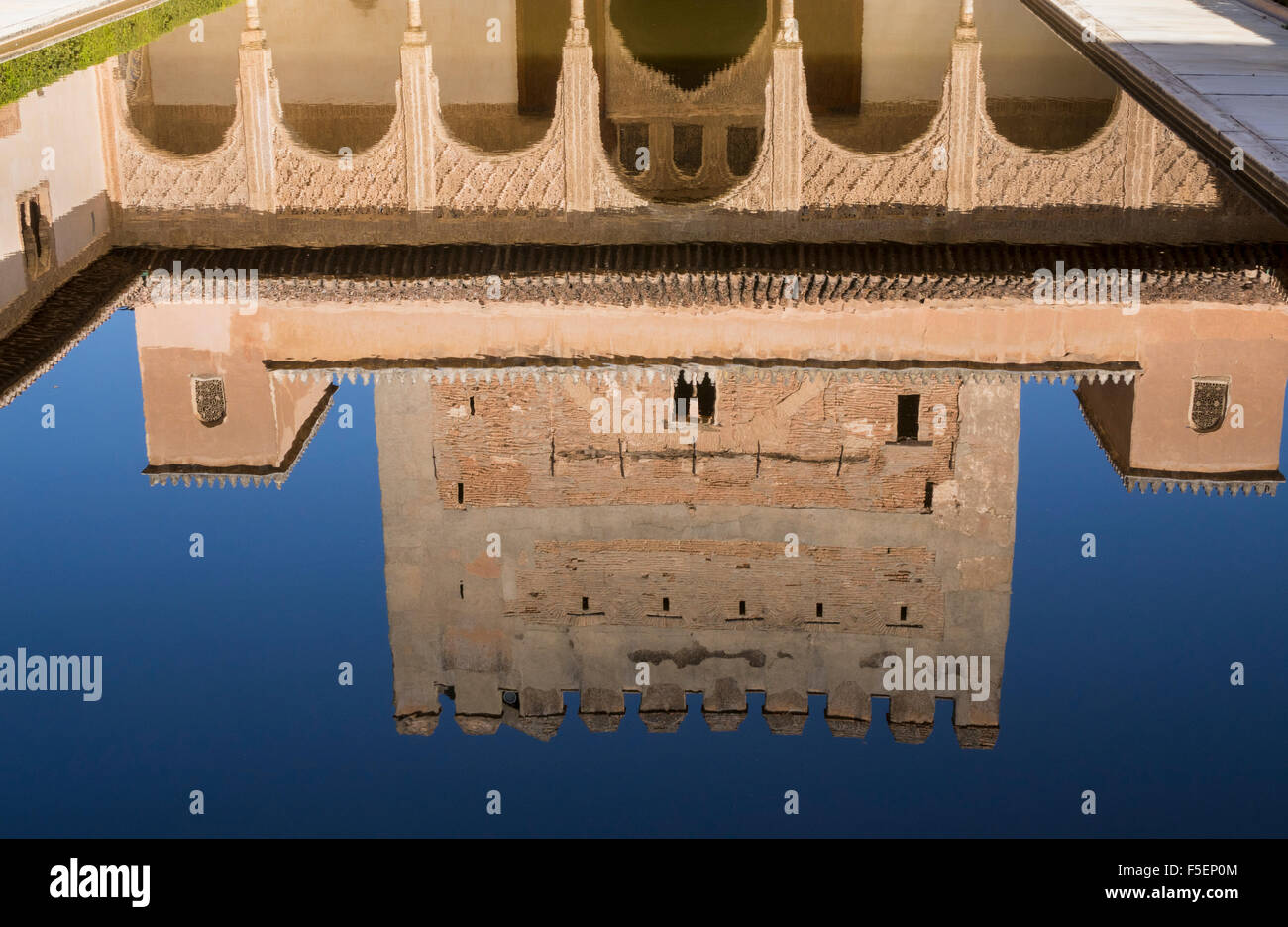 Hof und reflektierenden Pool in Palacios Nazaries im Alhambra-Palast in der alten Stadt von Granada in Andalusien, Spanien, Europa Stockfoto