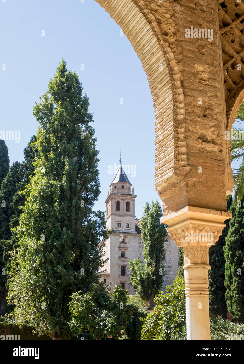 Gärten und Palacios Nazaries im Alhambra-Palast in der alten Stadt von Granada in Andalusien, Spanien, Europa Stockfoto