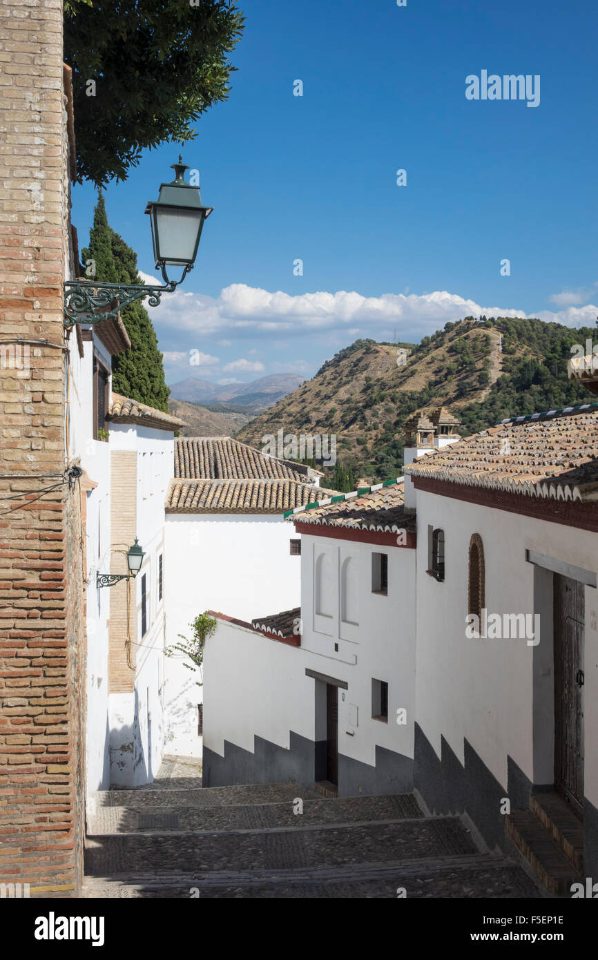 Enge Gassen führen von der Mirador San Nicolas in der alten Stadt von Granada in Andalusien, Spanien, Europa Stockfoto