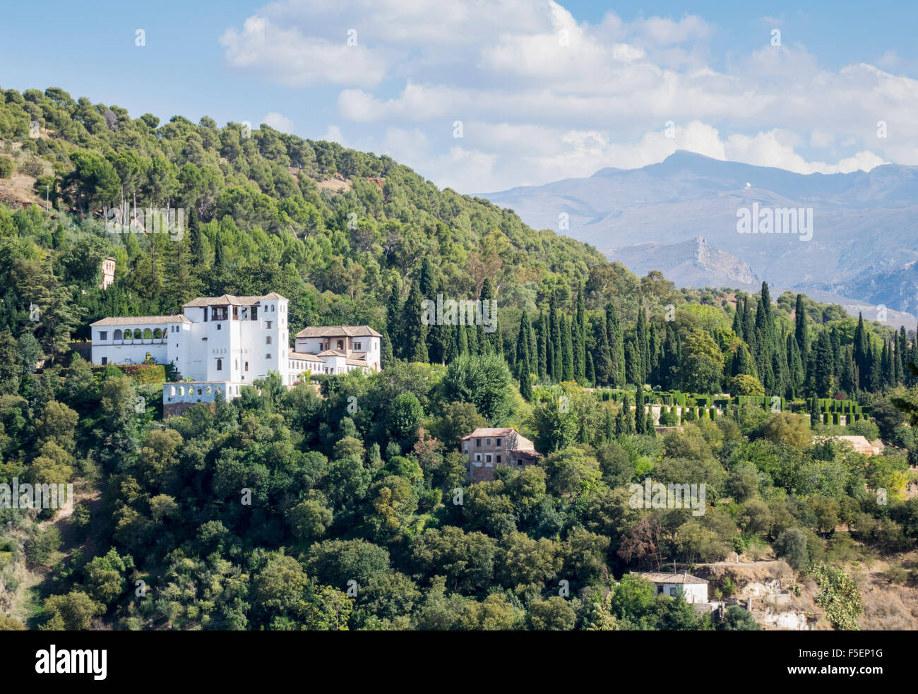 Ansicht des Generalife Palast und Garten in Alhambra vom Mirador San Nicolas in der alten Stadt von Granada in Andalusien, Spanien, Europa Stockfoto