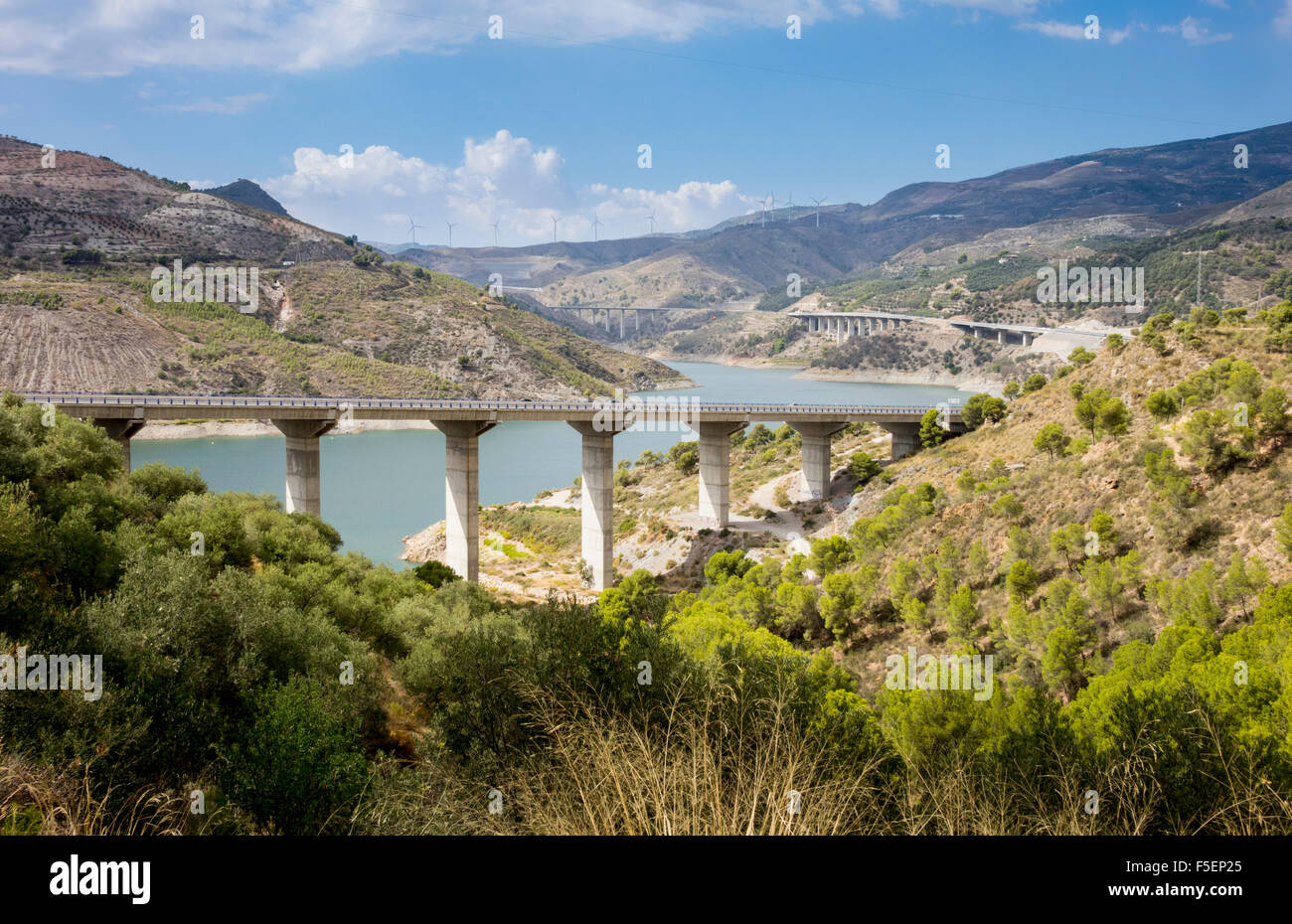 Autobahn A44 überquert Regeln Reservoir und RIo Guadalfeo, durch die Berge der Sierra Nevada, Andalusien, Spanien Stockfoto
