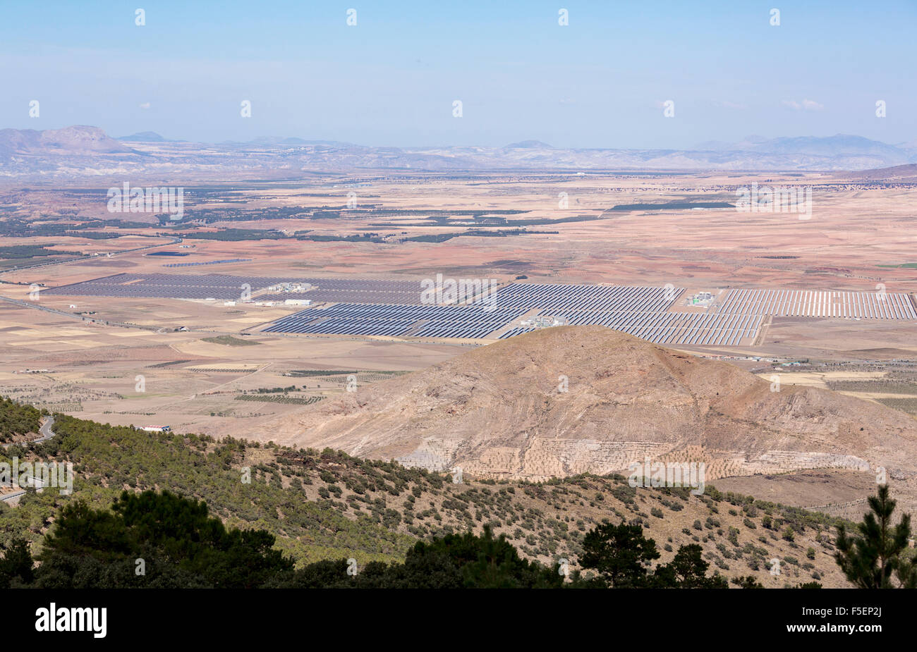 Luftaufnahme von Solarzellen in einem großen Solarparks array in der Landschaft im südlichen Spanien Stockfoto