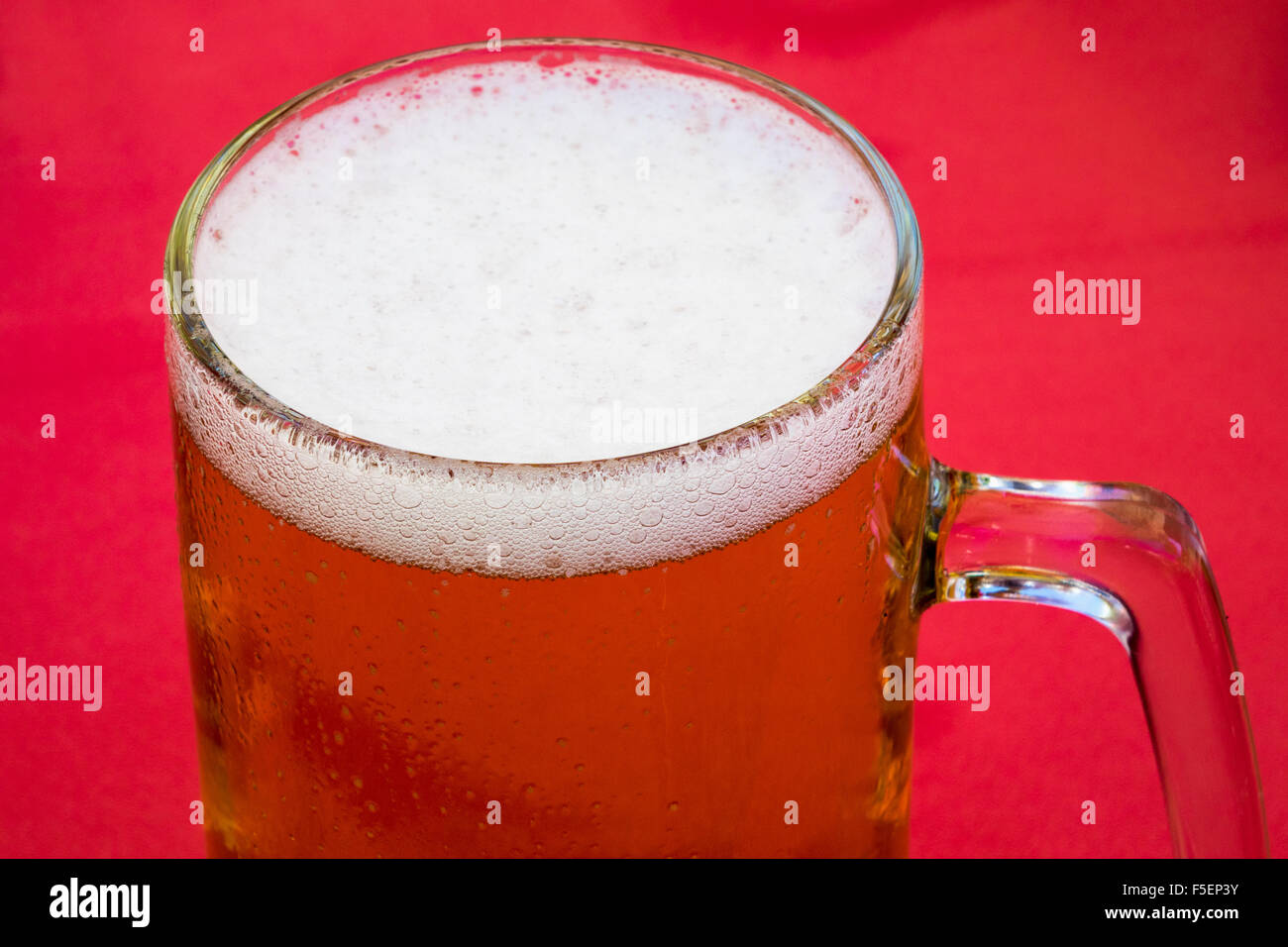 Bier in einem Glas-Krug Stockfoto