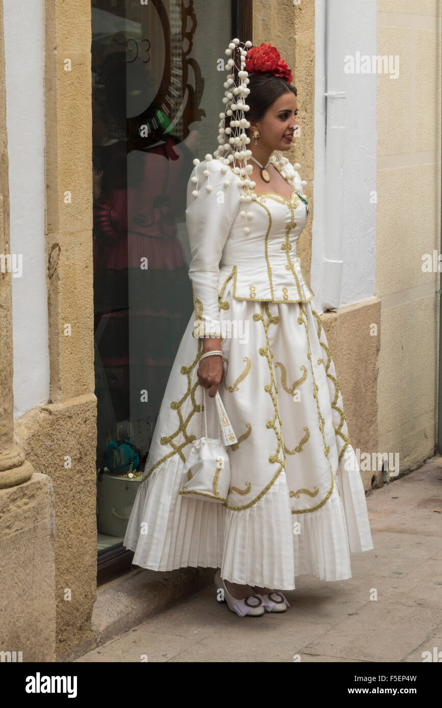 Frau im traditionellen andalusischen oder spanischer Staatsangehöriger Kleid in Ronda, Spanien Stockfoto Frau im traditionellen andalusischen oder spanischer Staatsangehöriger Kleid in Ronda, Spanien Stockfoto