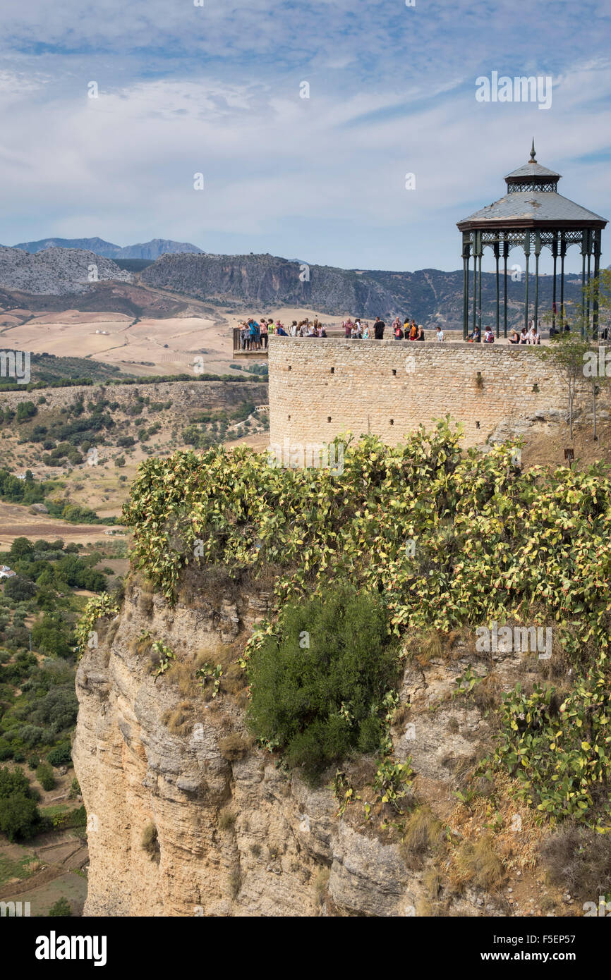 Touristen auf der Suche nach unten aus dem Musikpavillon hinunter ins Tal über die Felswand in Ronda, Andalusien, Spanien Stockfoto