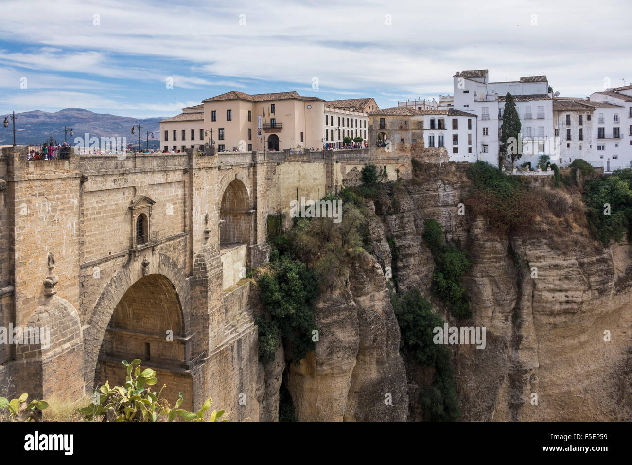 Puenta Nuevo und Altstadt Gebäude über El Tajo Schlucht in Ronda, Andalusien, Spanien Stockfoto