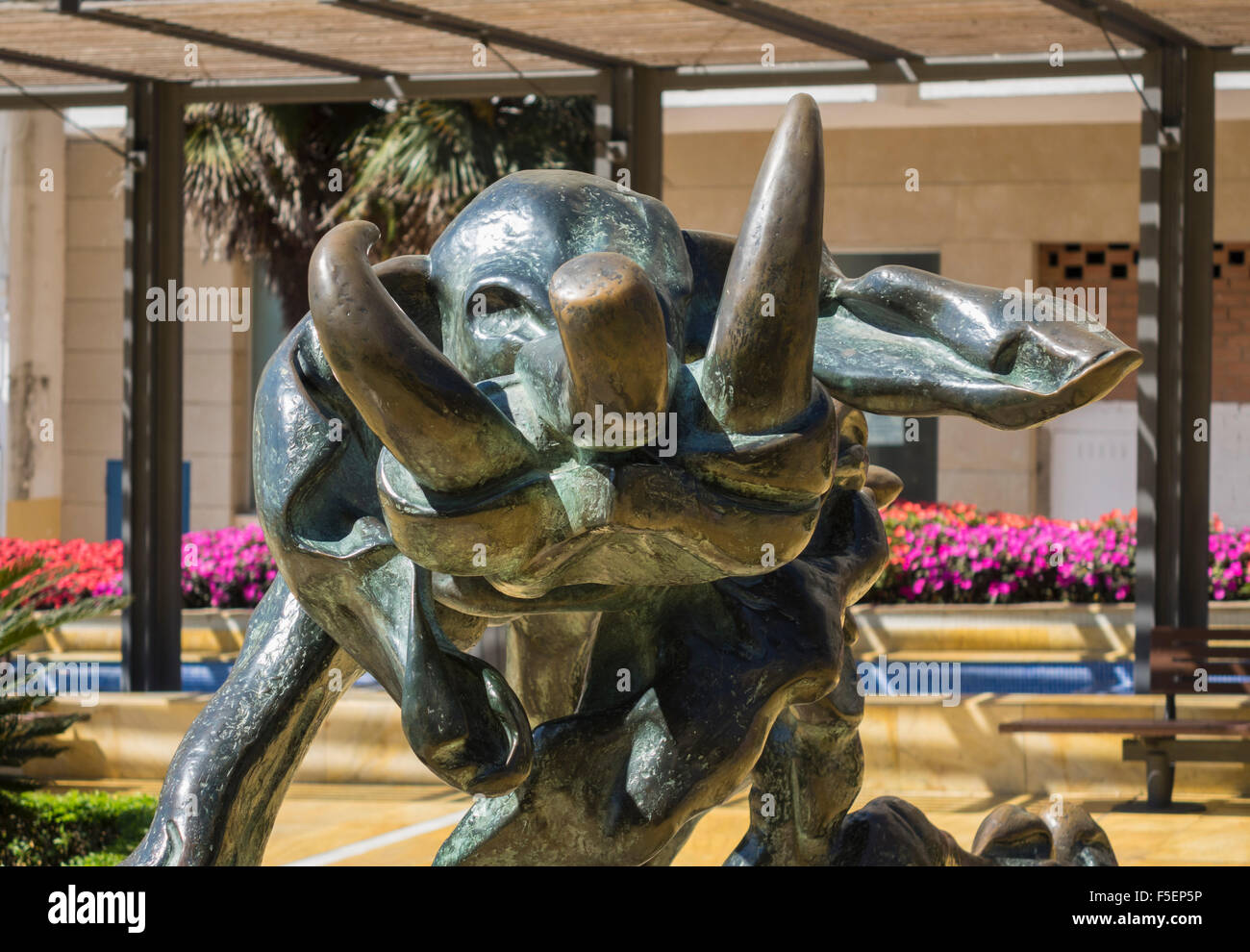Bronze-Skulptur des Elefanten von Salvador Dali in Marbella, Spanien Stockfoto