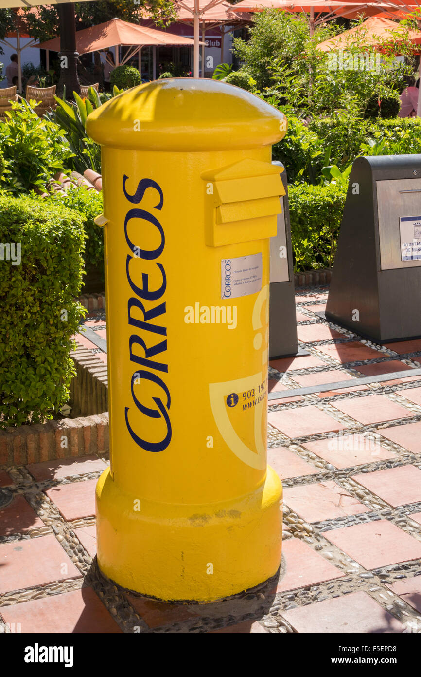 Gelbe spanische Briefkasten der nationalen Post Correos in Spanien Stockfoto