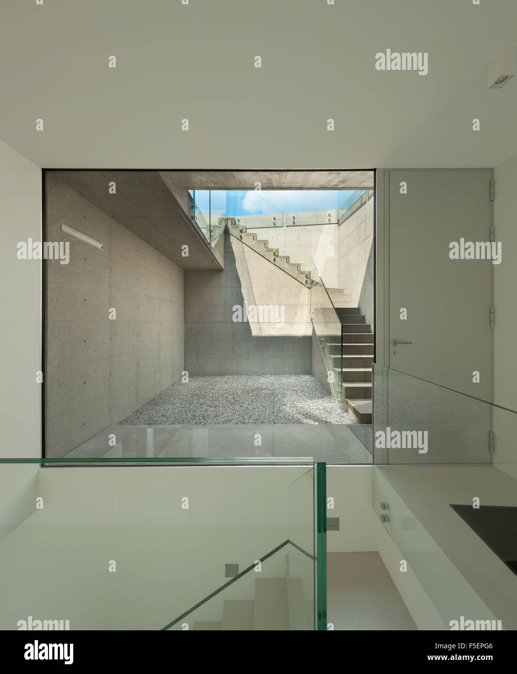 Architektur, neue Trend-Design, Treppe mit großem Fenster Stockfoto