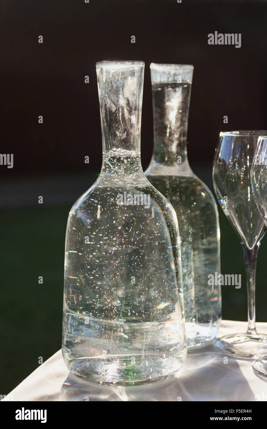 Flaschen Mineralwasser und Glas Stockfoto