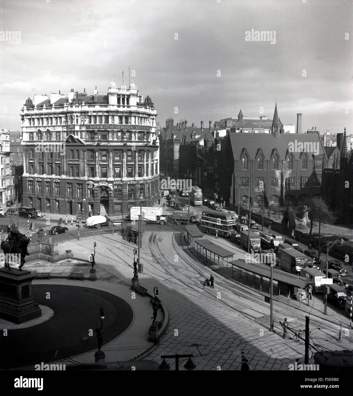 1950er Jahre, historisches Stadtzentrum, Leeds, England, Großbritannien, zeigt Transport und Verkehr der damaligen Zeit. Auf dem Bild sehen Sie das 1901 erbaute Norwich Union Building mit Blick auf den Stadtplatz und rechts die viktorianische gotische Priestly Hall, die Mitte der 1850er Jahre erbaut wurde, eine Schule, die an die Mill Chapel angeschlossen ist. Stockfoto