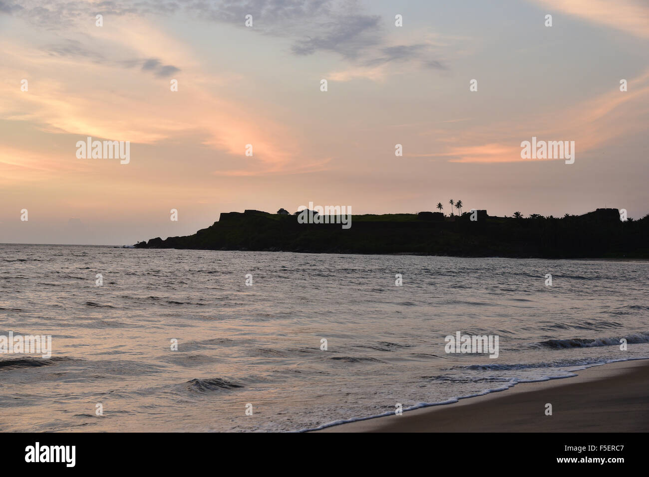 Sonnenuntergang über Meer und Strand in Kerala India.Bekal Fort Strand Kasargode Beach, Cloud, Wohnung, Horizont, Indien, Indian, Kerala, Ozean Stockfoto