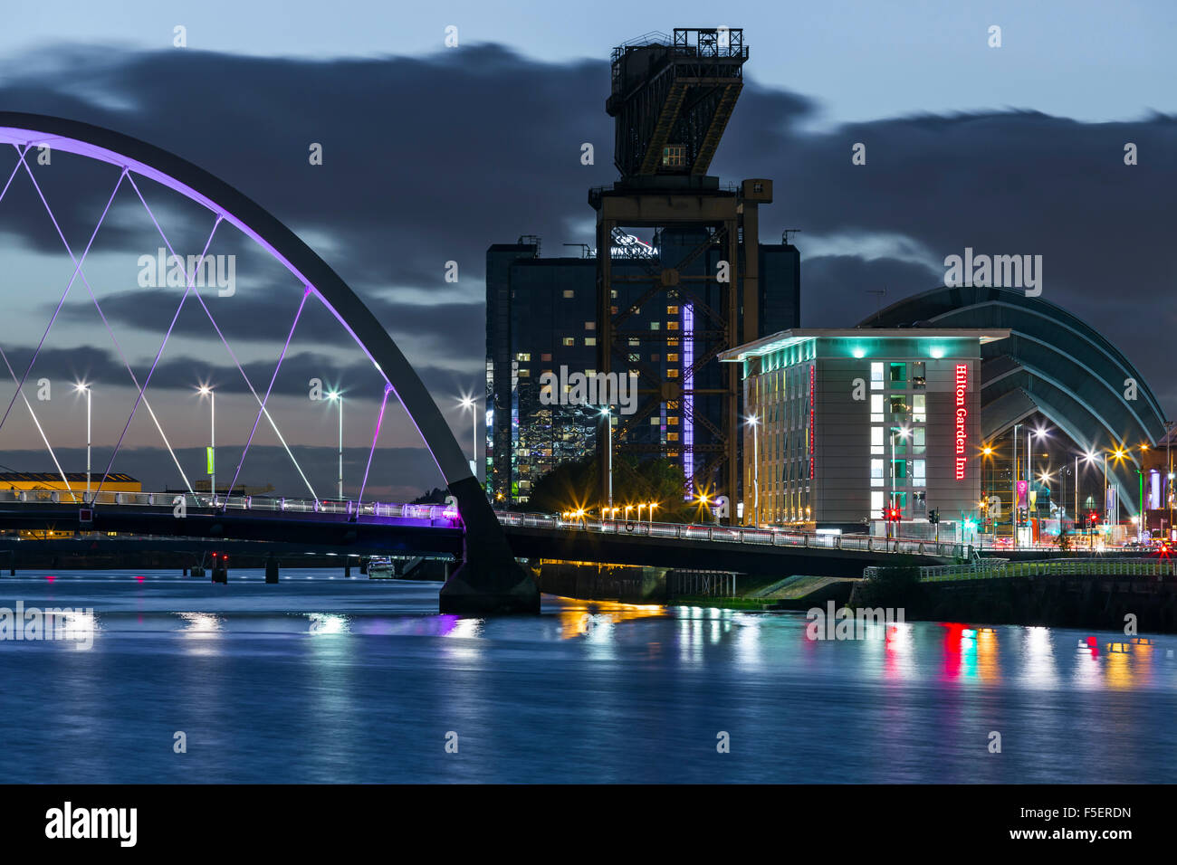 Glasgow in der Abenddämmerung, die Uferpromenade von Finnieston am Fluss Clyde, Schottland, Großbritannien Stockfoto